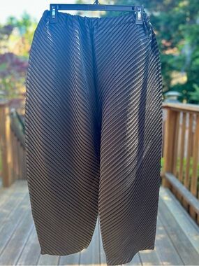 Black Pleated Wide-Leg Pants